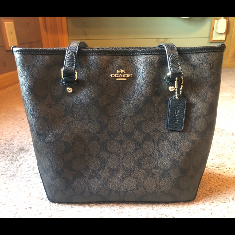 Coach zip tote shoulder bag ⭐️SOLD⭐️ - Picture 2 of 8